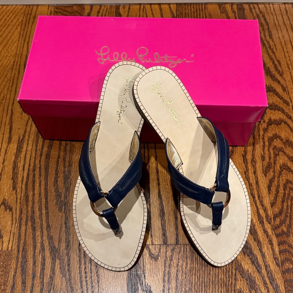 Lilly Pulitzer True Navy and Gold Sandals. McKin sandal. 30187 size 8.5